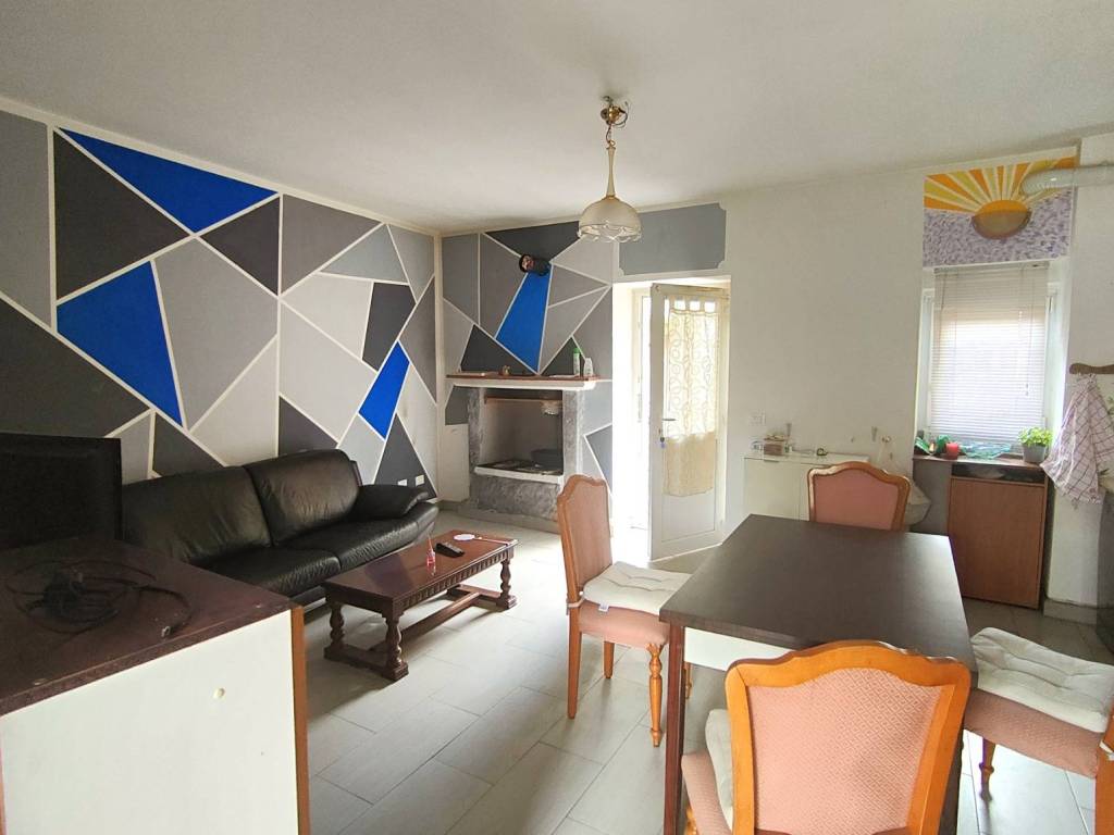 casa indipendente in vendita ad Omegna in zona Cireggio