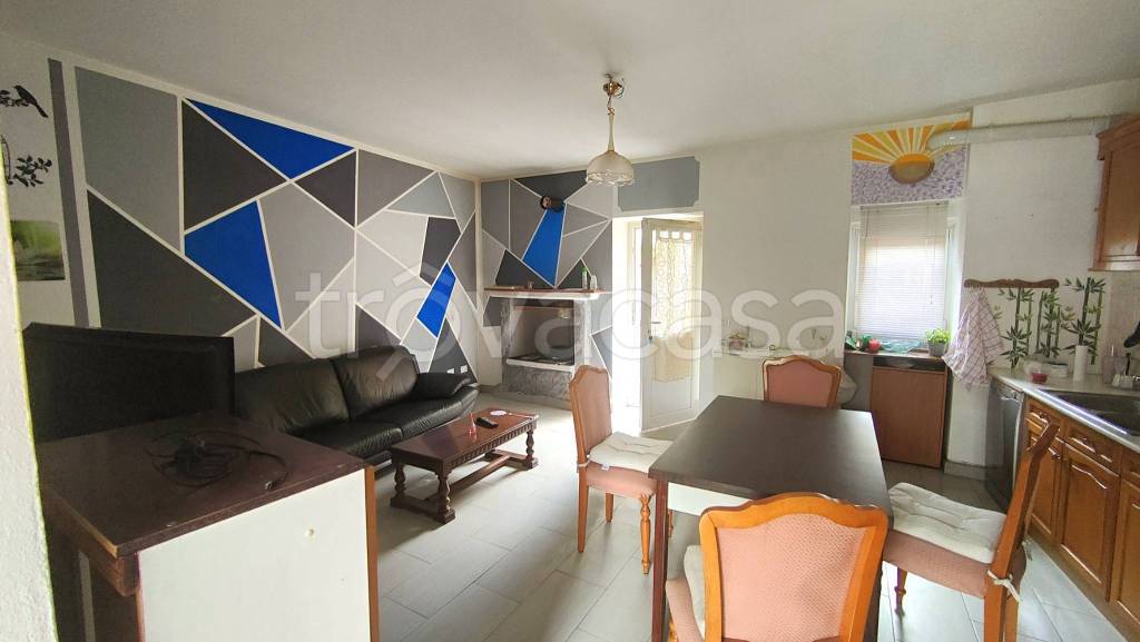 casa indipendente in vendita ad Omegna in zona Cireggio