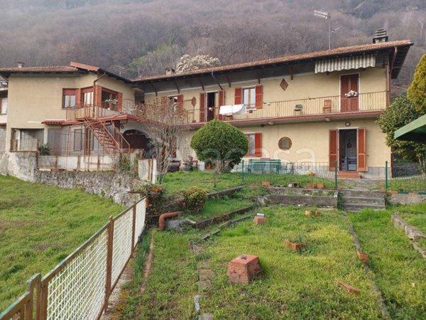 casa indipendente in vendita ad Omegna in zona Cireggio