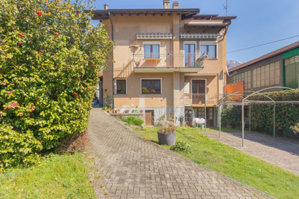 appartamento in vendita ad Omegna in zona Cireggio