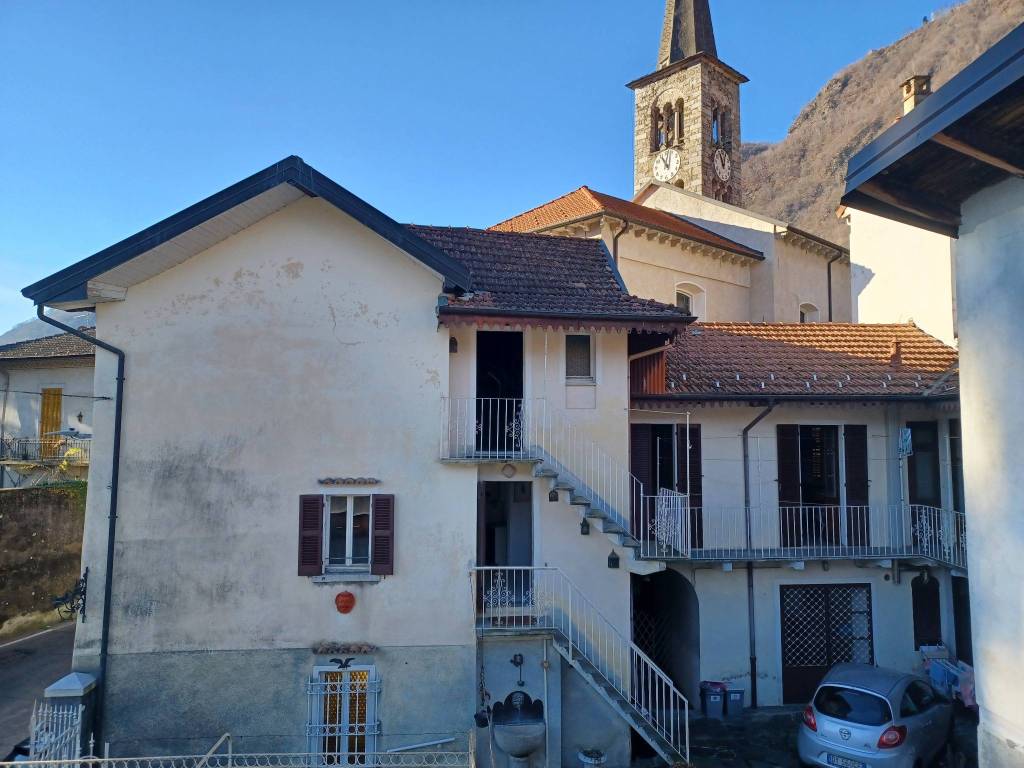 casa indipendente in vendita ad Omegna in zona Cireggio