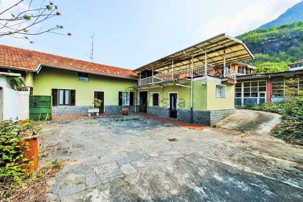 casa indipendente in vendita ad Omegna in zona Sant'Anna