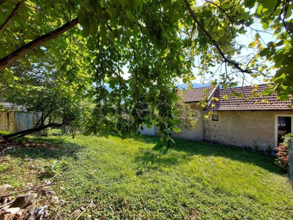 casa indipendente in vendita ad Omegna in zona Cireggio