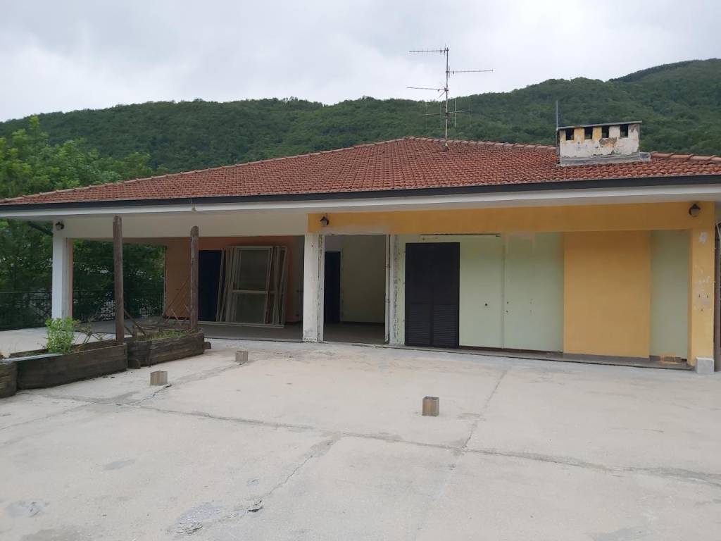 locale commerciale in vendita ad Omegna