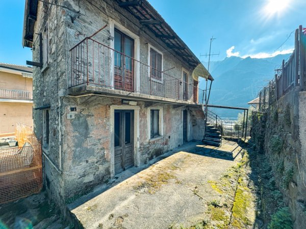 casa indipendente in vendita ad Omegna in zona Crusinallo