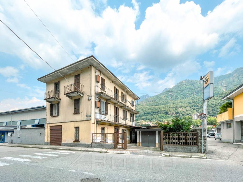intera palazzina in vendita ad Omegna in zona Crusinallo