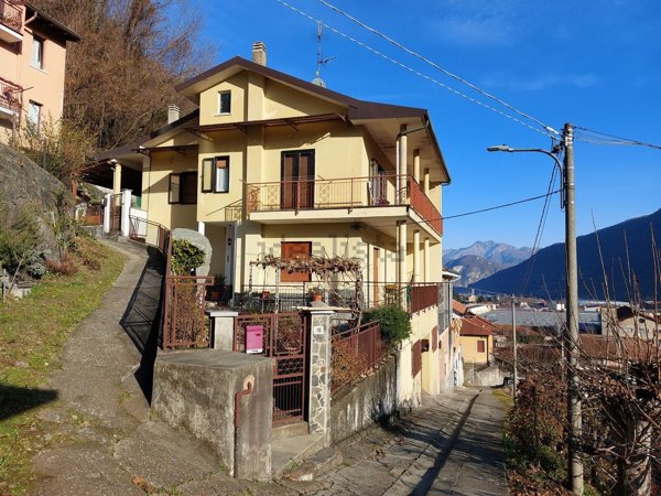 appartamento in vendita ad Omegna in zona Sant'Anna