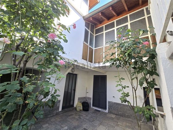 casa indipendente in vendita ad Omegna in zona Cireggio