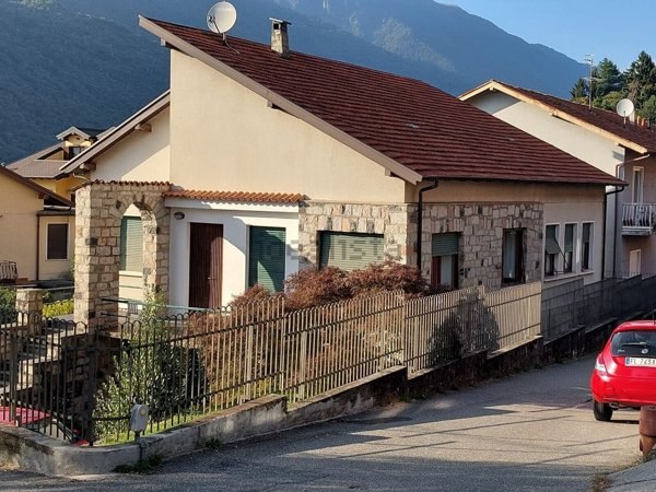 casa indipendente in vendita ad Omegna in zona Sant'Anna