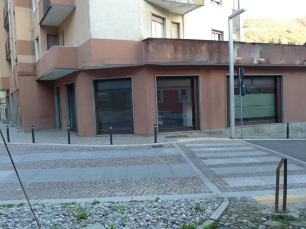 negozio in vendita ad Omegna in zona Sant'Anna