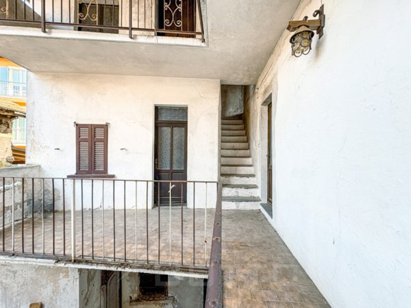 casa indipendente in vendita ad Omegna in zona Sant'Anna