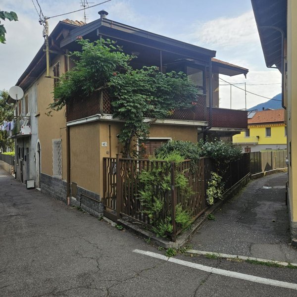 casa semindipendente in vendita ad Omegna in zona Sant'Anna