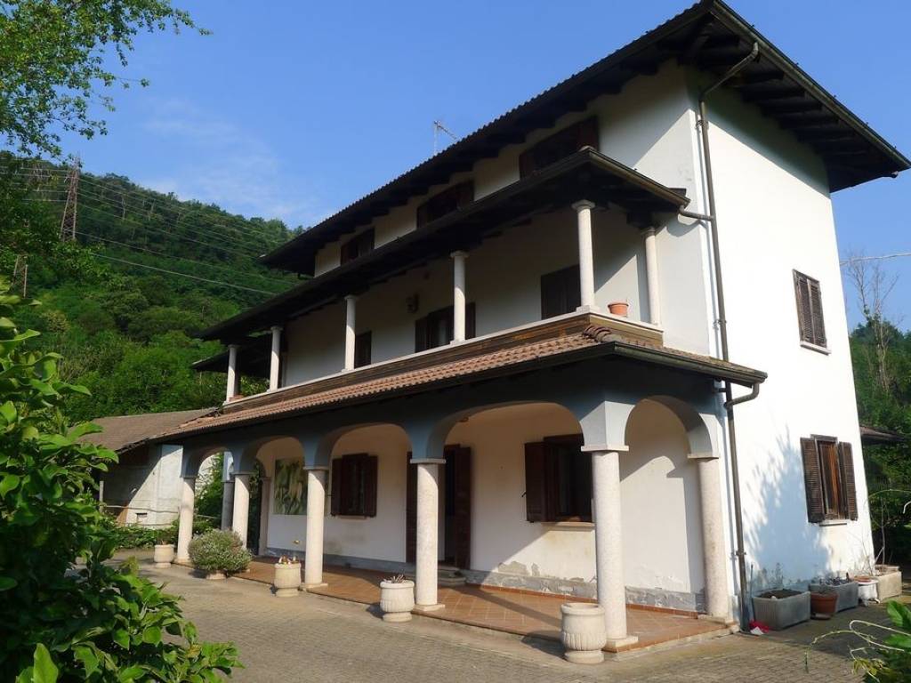casa indipendente in vendita ad Omegna in zona Agrano