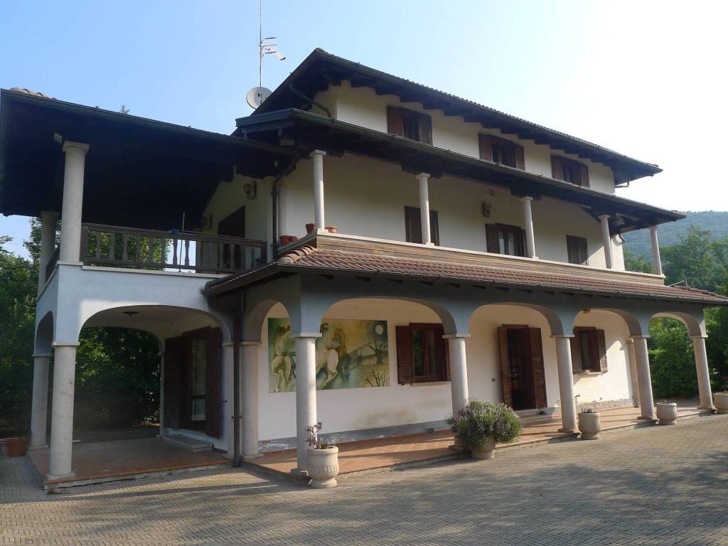 villa in vendita ad Omegna in zona Agrano