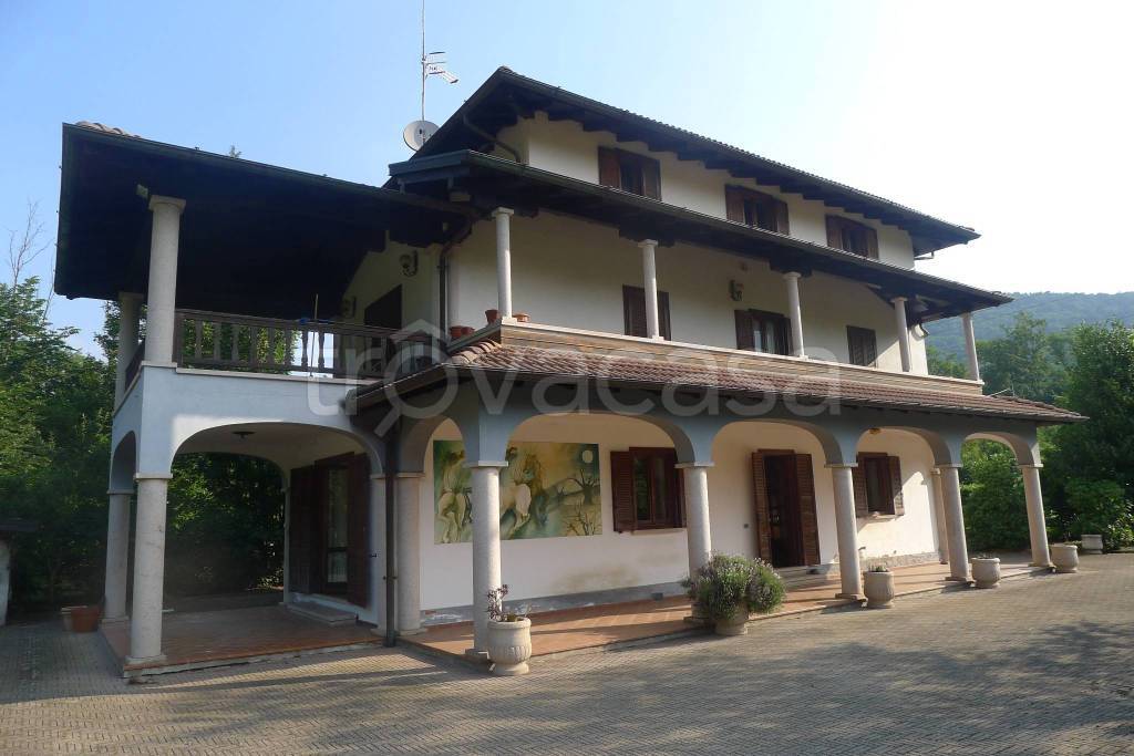 villa in vendita ad Omegna in zona Agrano
