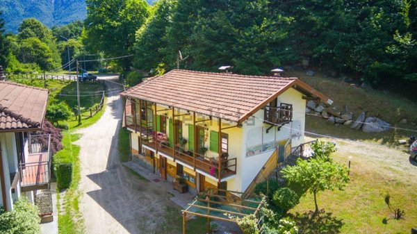 casa indipendente in vendita ad Omegna in zona Cireggio