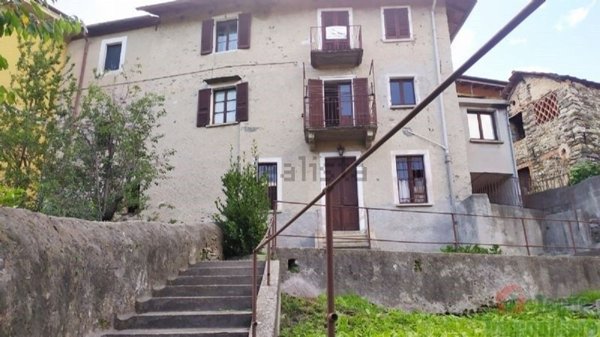 casa indipendente in vendita ad Omegna in zona Agrano
