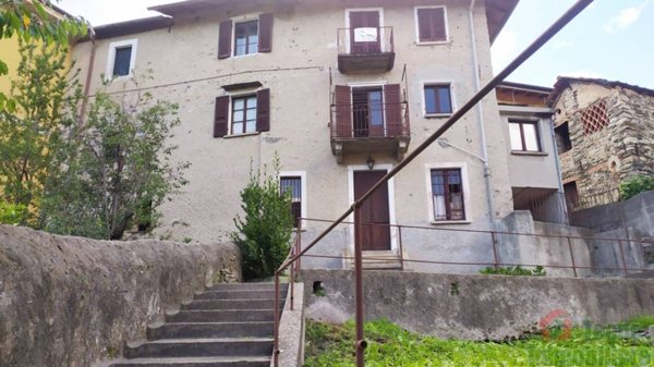 casa indipendente in vendita ad Omegna in zona Agrano