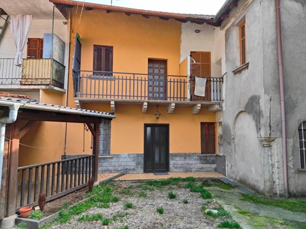 casa indipendente in vendita ad Omegna in zona Cireggio