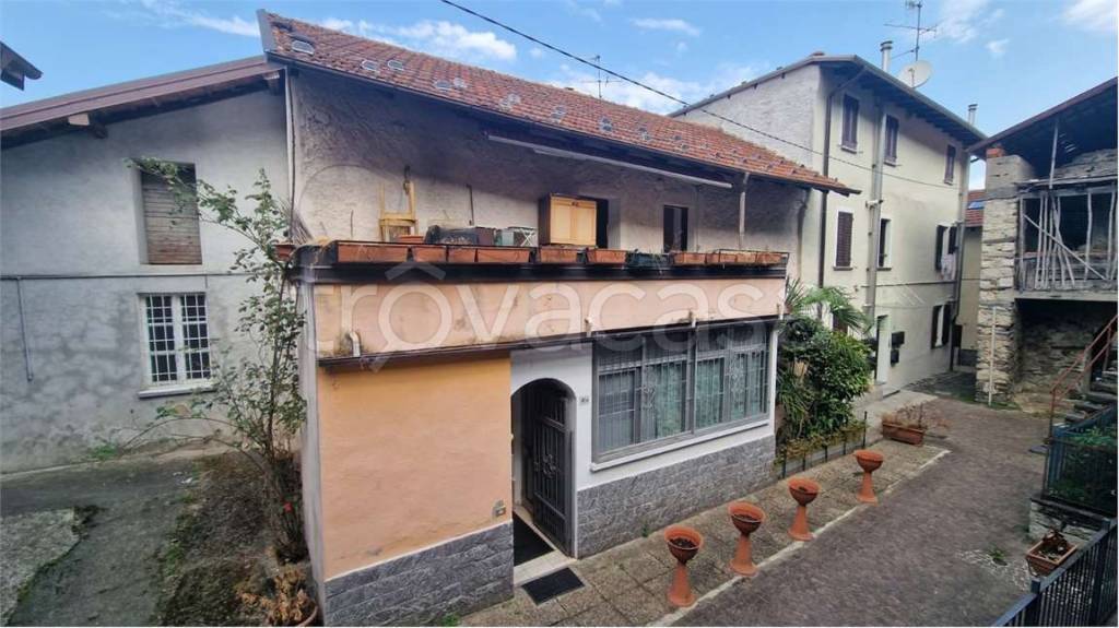 casa indipendente in vendita ad Omegna in zona Borca