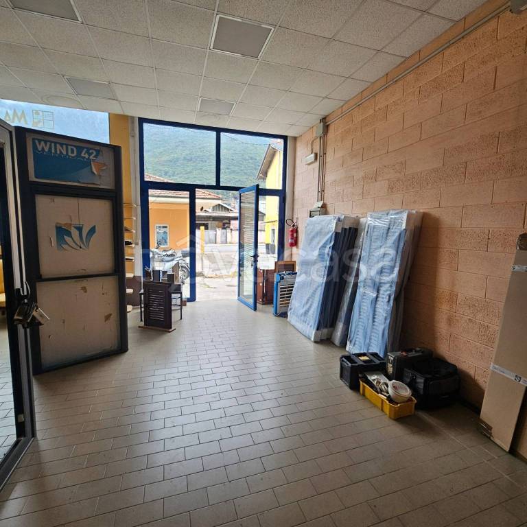 locale commerciale in vendita ad Omegna in zona Crusinallo