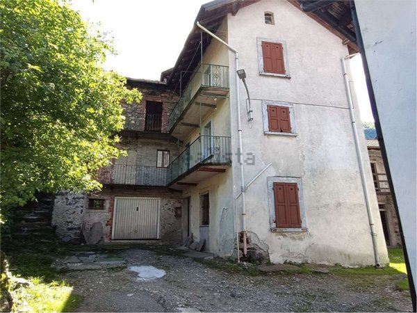 casa semindipendente in vendita ad Ornavasso in zona Migiandone