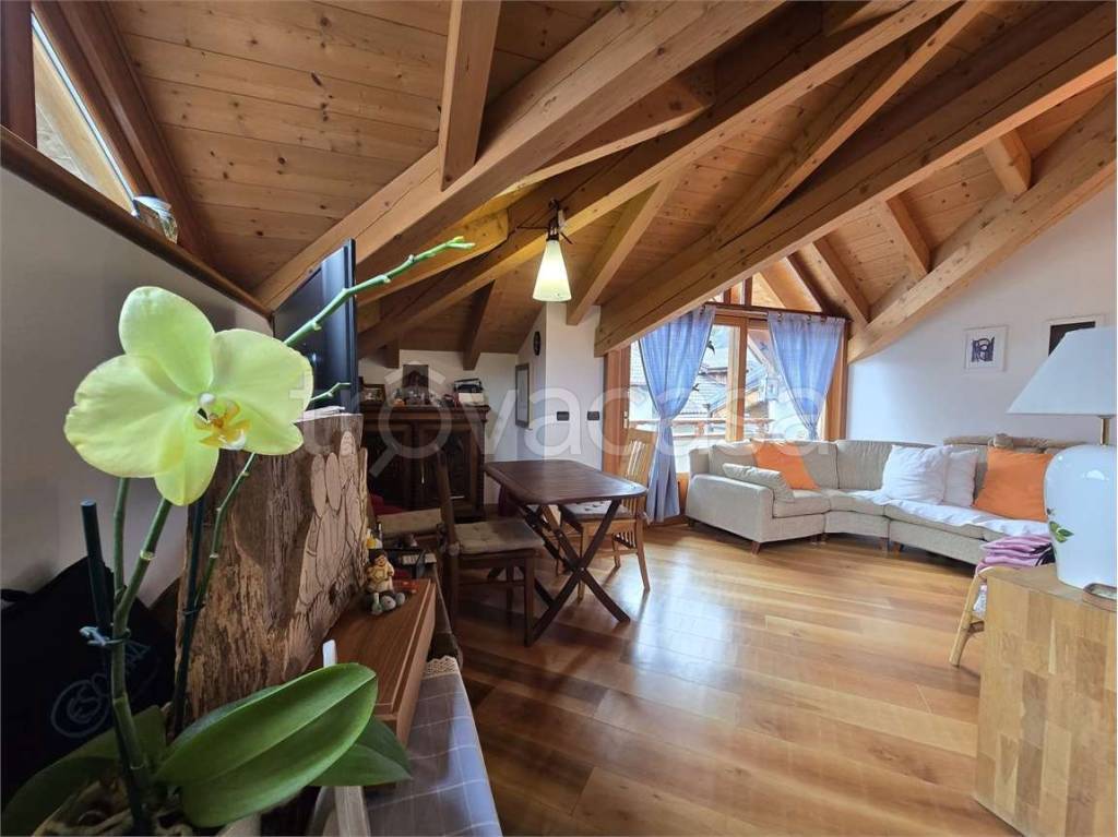 casa indipendente in vendita ad Ornavasso in zona Migiandone