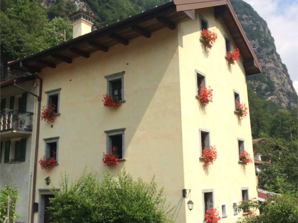 intera palazzina in vendita a Premia in zona Piazza