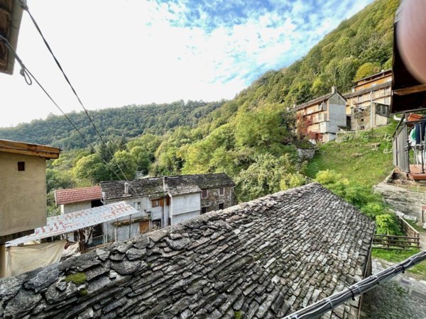casa indipendente in vendita a San Bernardino Verbano in zona Rovegro