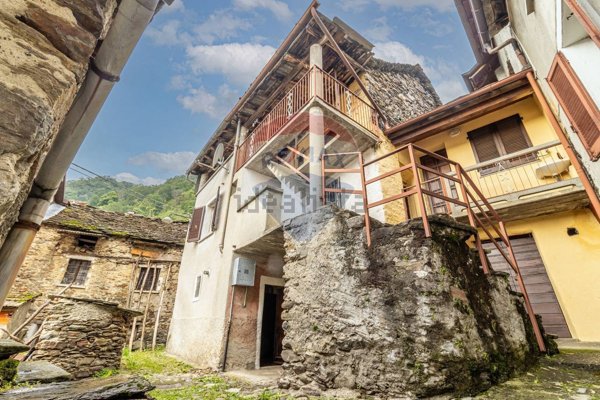 casa semindipendente in vendita a San Bernardino Verbano in zona Rovegro