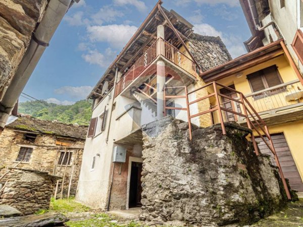 casa semindipendente in vendita a San Bernardino Verbano in zona Rovegro