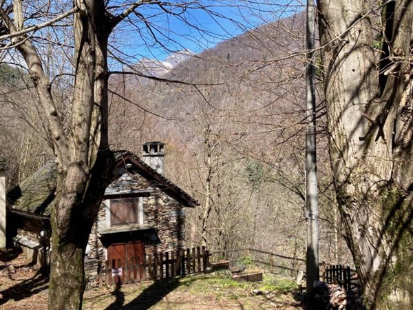 casa indipendente in vendita a San Bernardino Verbano in zona Rovegro