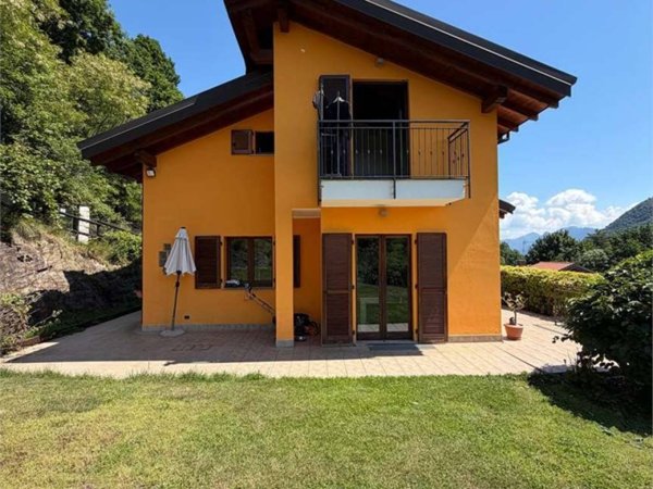 casa indipendente in vendita a San Bernardino Verbano in zona Rovegro