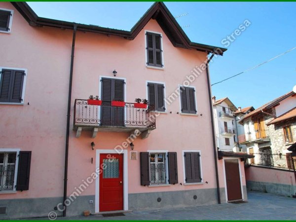 casa indipendente in vendita a Stresa in zona Levo