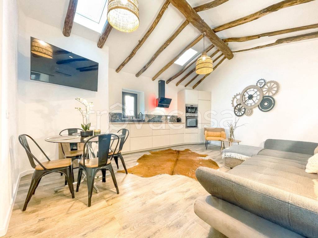 casa indipendente in vendita a Stresa in zona Levo