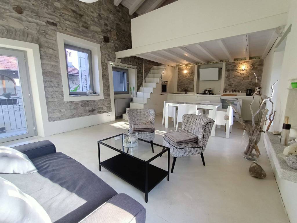 casa indipendente in vendita a Stresa in zona Vedasco