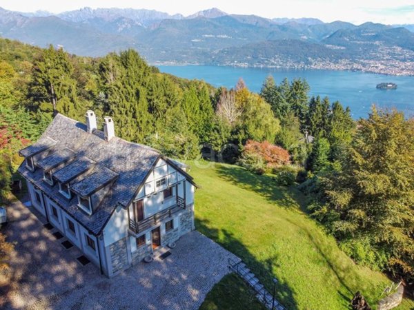 casa indipendente in vendita a Stresa in zona Alpino