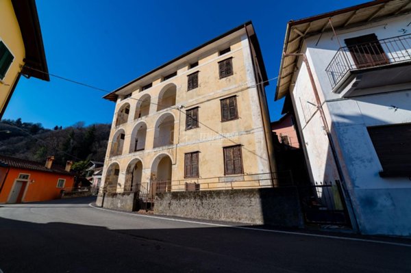 casa indipendente in vendita a Stresa in zona Levo