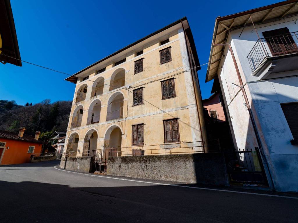 casa indipendente in vendita a Stresa in zona Someraro