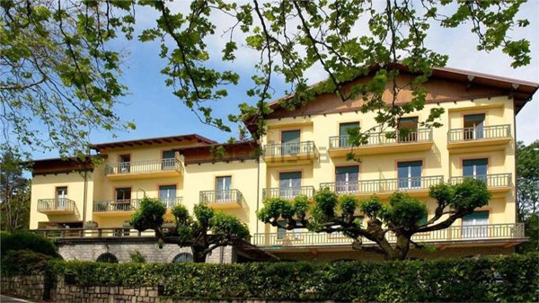 locale commerciale in vendita a Stresa in zona Alpino