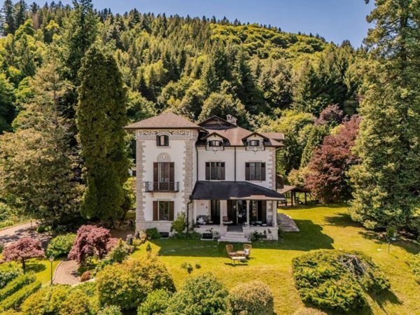 casa indipendente in vendita a Stresa in zona Alpino