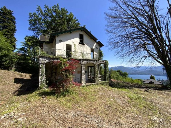 casa indipendente in vendita a Stresa in zona Alpino