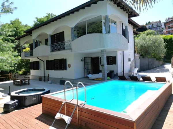 casa indipendente in vendita a Stresa in zona Magognino