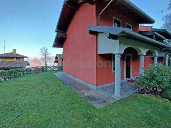 casa indipendente in vendita a Stresa in zona Levo