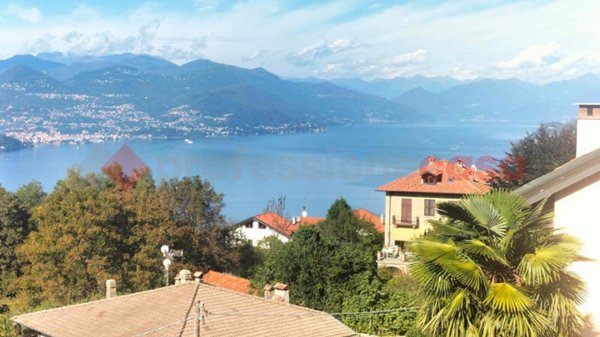 casa indipendente in vendita a Stresa in zona Magognino