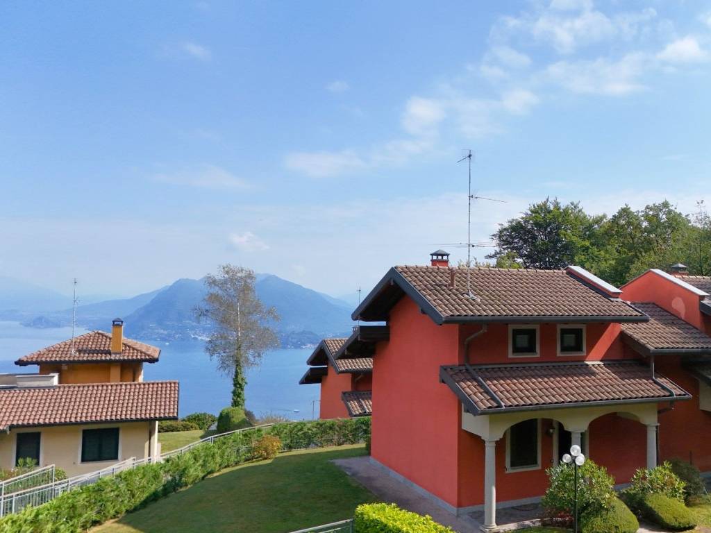 casa indipendente in vendita a Stresa in zona Levo