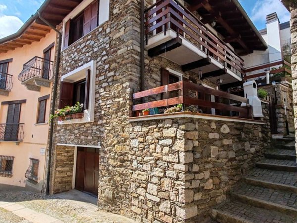 casa indipendente in vendita a Stresa in zona Levo