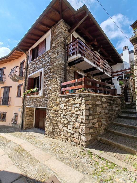 casa indipendente in vendita a Stresa in zona Levo