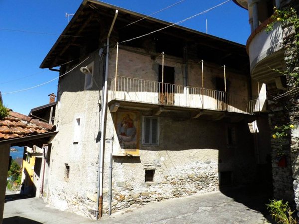 casa indipendente in vendita a Stresa in zona Carciano