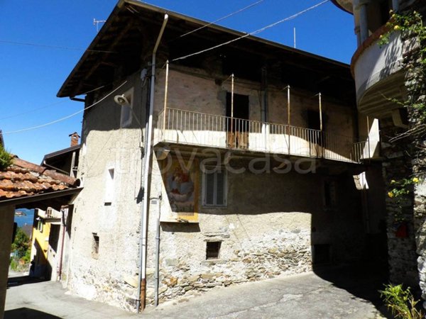 casa indipendente in vendita a Stresa in zona Carciano